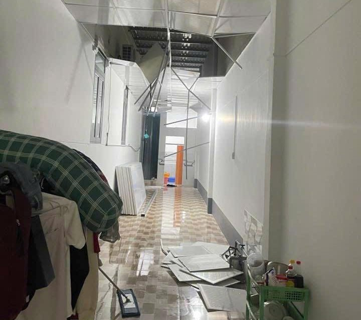 Công trình nhà dân hư hỏng sau mưa, gió.