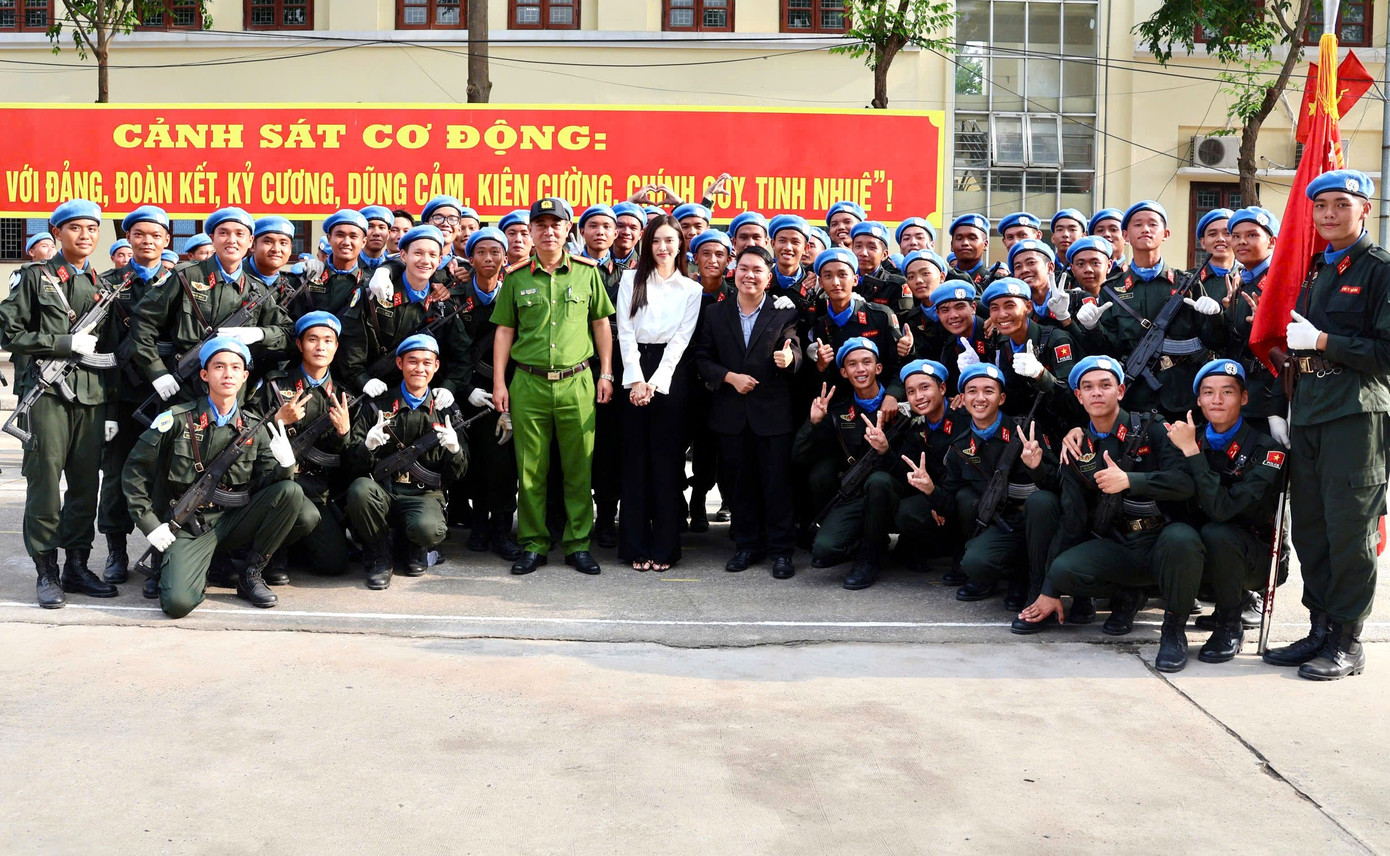 Thanh niên Bình Dương thăm, tặng quà lực lượng tham gia tập luyện kỷ niệm 50 năm Ngày Giải phóng miền Nam.