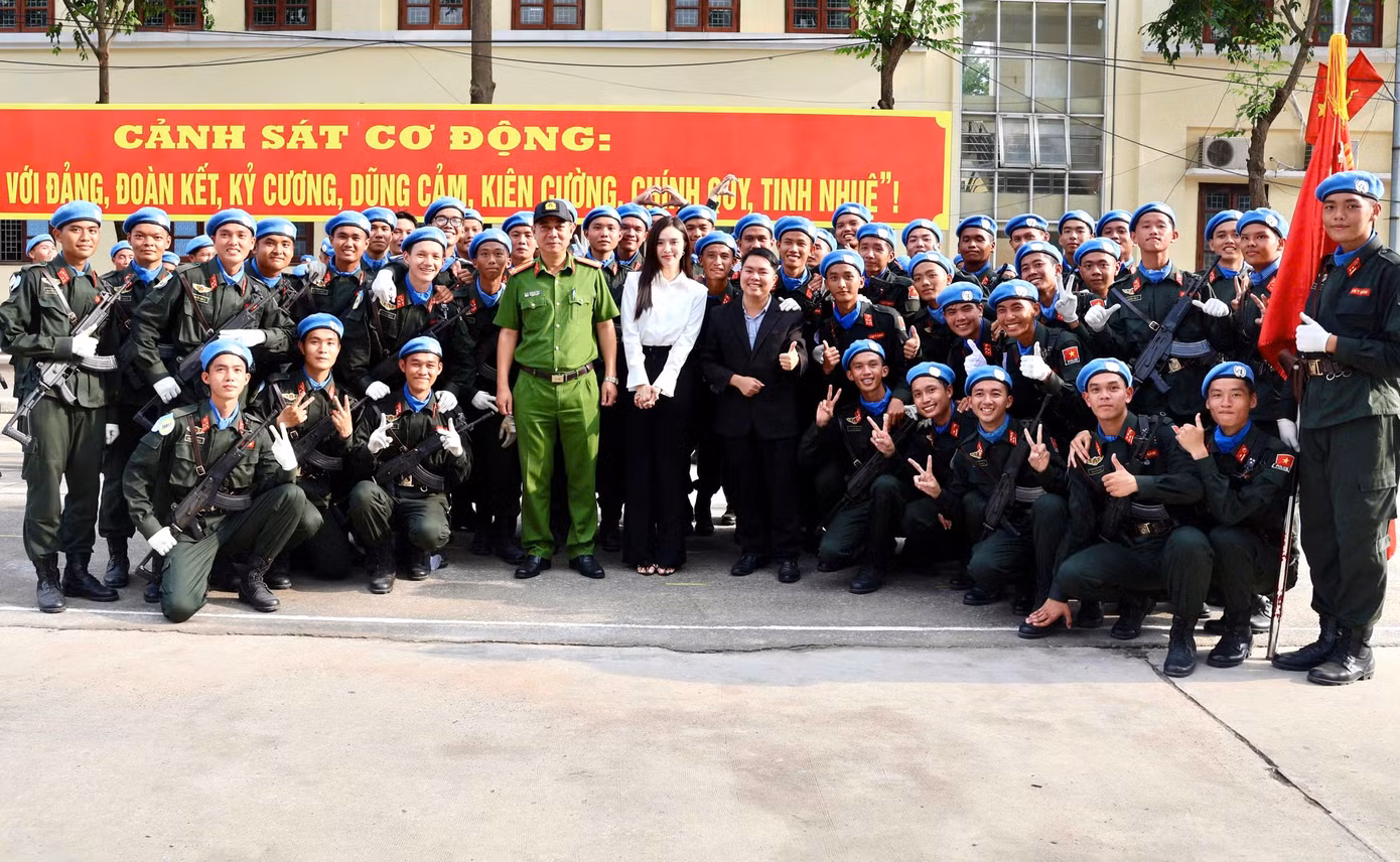 Thanh niên Bình Dương thăm, tặng quà lực lượng tham gia tập luyện kỷ niệm 50 năm Ngày Giải phóng miền Nam.