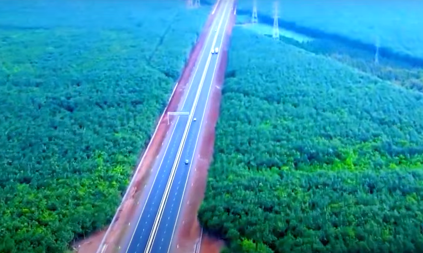 Cao tốc Chơn Thành - Gia Nghĩa nối tiếp đường cao tốc TPHCM - Thủ Dầu Một - Chơn Thành (ảnh trên); Phối cảnh đường cao tốc Bắc - Nam đoạn Chơn Thành (Bình Phước) - Gia Nghĩa (Đắk Nông) (ảnh dưới). Cao tốc Chơn Thành - Gia Nghĩa nối tiếp đường cao tốc TPHCM - Thủ Dầu Một - Chơn Thành (ảnh trên); Phối cảnh đường cao tốc Bắc - Nam đoạn Chơn Thành (Bình Phước) - Gia Nghĩa (Đắk Nông) (ảnh dưới).