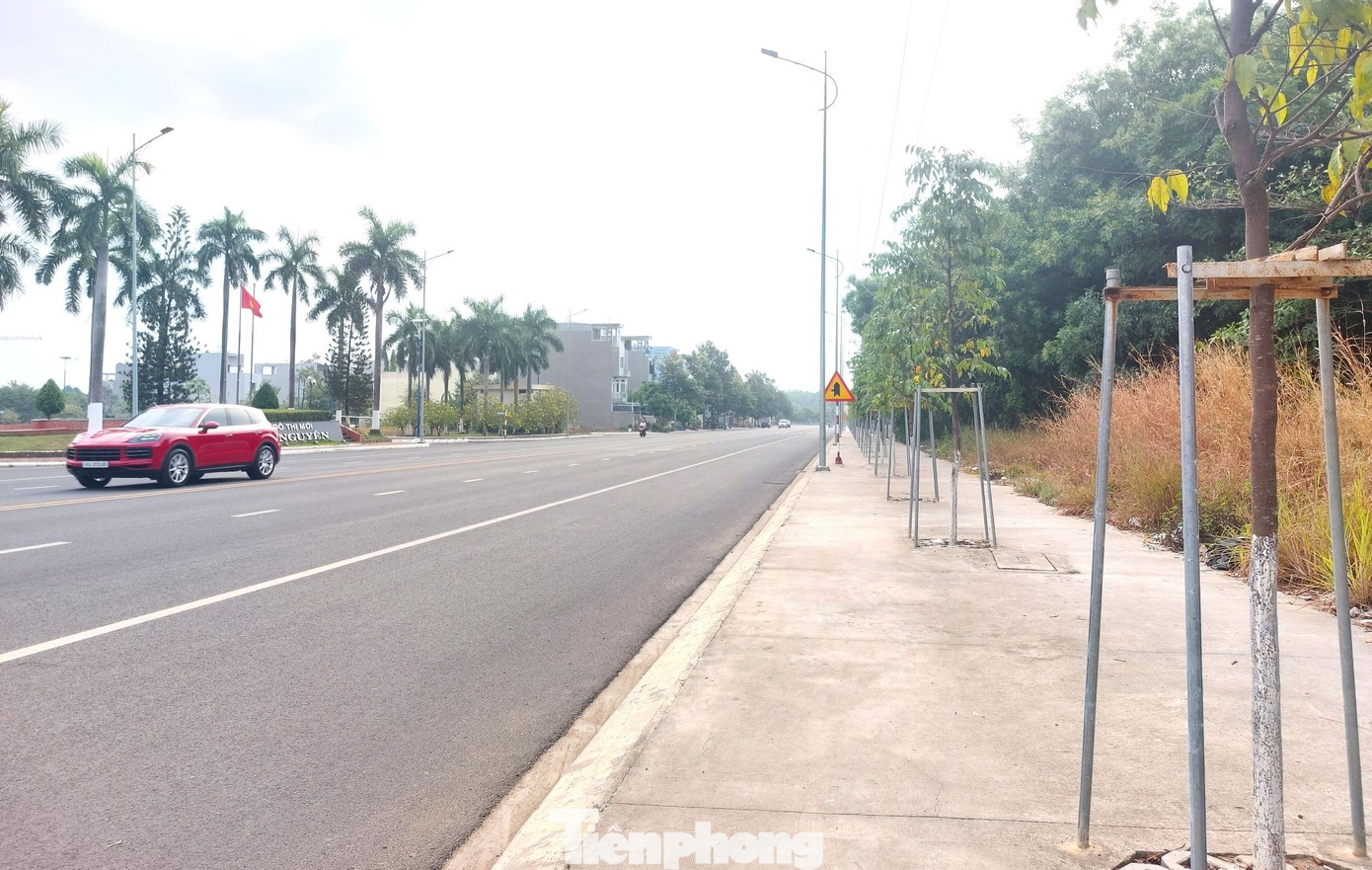 Để giải quyết nút thắt, phát huy hiệu quả của đường Trục Chính Đông Tây, UBND tỉnh Bình Dương đã quyết định điều chỉnh dự án, cho phép TP. Dĩ An thực hiện dự án xây dựng 50m còn lại, thay vì chờ dự án mở rộng Xa lộ Hà Nội. Để giải quyết nút thắt, phát huy hiệu quả của đường Trục Chính Đông Tây, UBND tỉnh Bình Dương đã quyết định điều chỉnh dự án, cho phép TP. Dĩ An thực hiện dự án xây dựng 50m còn lại, thay vì chờ dự án mở rộng Xa lộ Hà Nội.