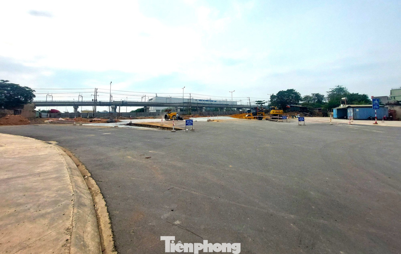 Tuyến đường Trục Chính Đông Tây dài 3km với kinh phí 730 tỷ đồng, trong đó riêng chi phí giải phóng mặt bằng 536 tỷ đồng. Nền đường rộng 32 m với 6 làn xe, vỉa hè 1,5-4 m. Tuyến đường Trục Chính Đông Tây dài 3km với kinh phí 730 tỷ đồng, trong đó riêng chi phí giải phóng mặt bằng 536 tỷ đồng. Nền đường rộng 32 m với 6 làn xe, vỉa hè 1,5-4 m.