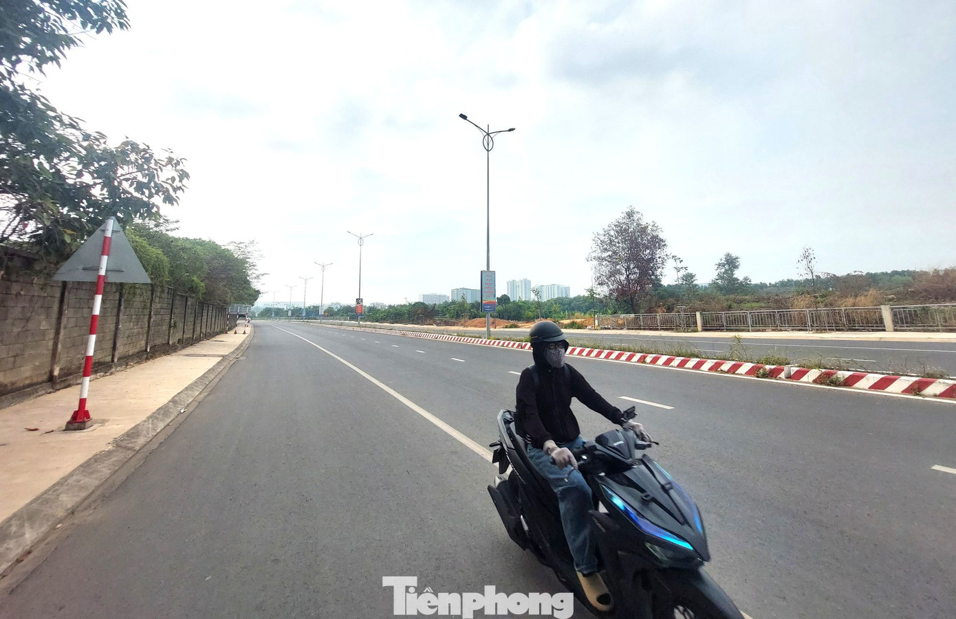 Đường Trục Chính Đông Tây nối Quốc lộ 1k tới Quốc lộ 1A (Xa lộ Hà Nội), đi qua Đại học Quốc gia TPHCM. Sau khi thông toàn tuyến, giúp người dân Bình Dương dễ dàng tới Bến xe miền Đông mới và ga metro Suối Tiên - Bến Thành. Đường Trục Chính Đông Tây nối Quốc lộ 1k tới Quốc lộ 1A (Xa lộ Hà Nội), đi qua Đại học Quốc gia TPHCM. Sau khi thông toàn tuyến, giúp người dân Bình Dương dễ dàng tới Bến xe miền Đông mới và ga metro Suối Tiên - Bến Thành.