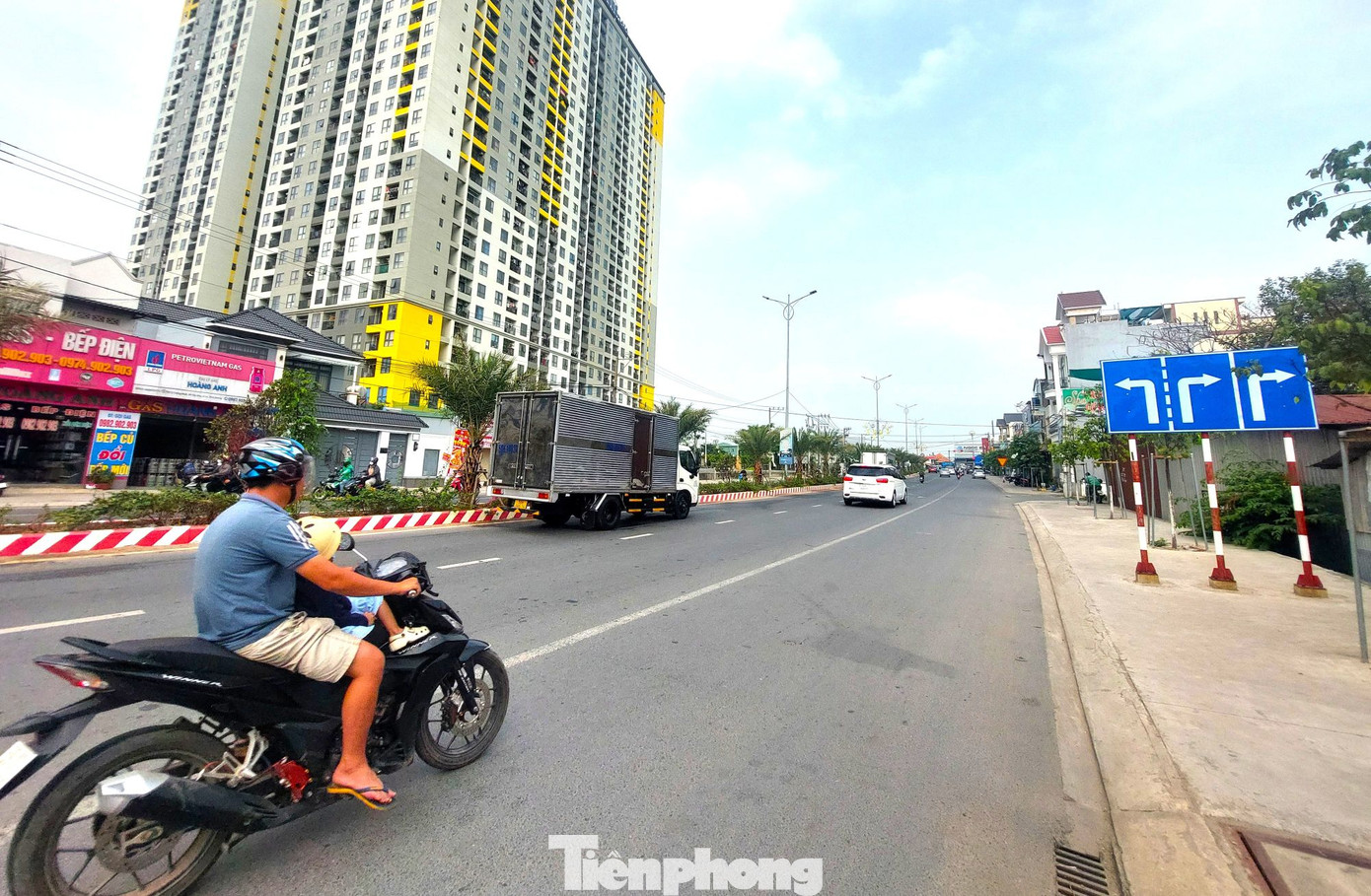 Đường Trục Chính Đông Tây đoạn giao với Quốc lộ 1A. Đường Trục Chính Đông Tây đoạn giao với Quốc lộ 1A.