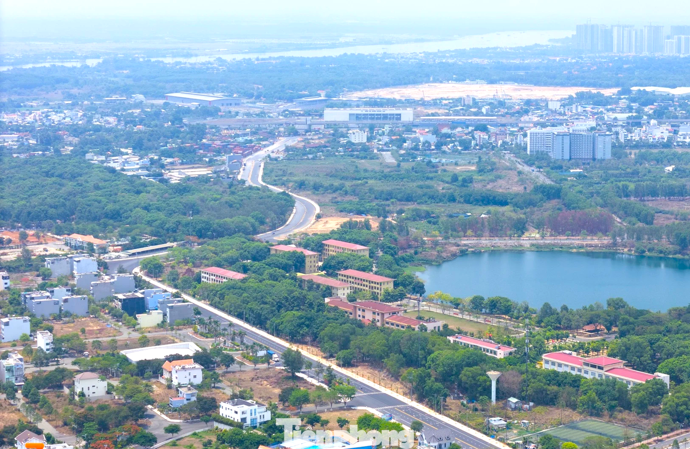 Đường Trục Chính Đông Tây nhìn từ phía tỉnh Bình Dương tới TPHCM. Đường Trục Chính Đông Tây nhìn từ phía tỉnh Bình Dương tới TPHCM.