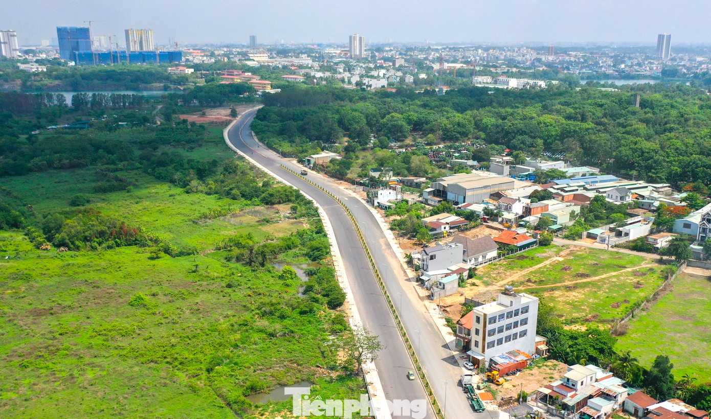 Đường Trục Chính Đông Tây nhìn từ trên cao. Đường Trục Chính Đông Tây nhìn từ trên cao.