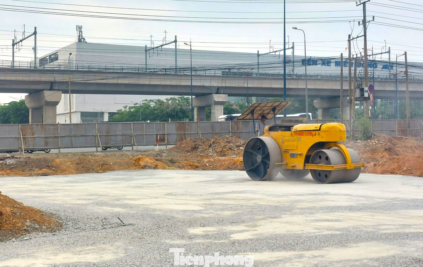 Ngày 8/4, ghi nhận của phóng viên báo Tiền Phong, công trình kết nối đường Trục Chính Đông Tây và Quốc lộ 1A đang được đơn vị thi công đẩy nhanh tiến độ. Toàn bộ mặt bằng đã được giải phóng, san ủi. Ngày 8/4, ghi nhận của phóng viên báo Tiền Phong, công trình kết nối đường Trục Chính Đông Tây và Quốc lộ 1A đang được đơn vị thi công đẩy nhanh tiến độ. Toàn bộ mặt bằng đã được giải phóng, san ủi.