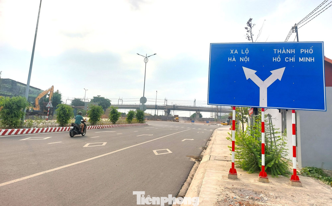 Tuy công trình đường Trục Chính Đông Tây đã hoàn thành, đưa vào sử dụng song do bị chồng lấn 50m dự án mở rộng Xa lộ Hà Nội (do UBND TPHCM làm chủ đầu tư) nên khoảng 50m cuối chưa thể kết nối với Quốc lộ 1 như kế hoạch. Tuy công trình đường Trục Chính Đông Tây đã hoàn thành, đưa vào sử dụng song do bị chồng lấn 50m dự án mở rộng Xa lộ Hà Nội (do UBND TPHCM làm chủ đầu tư) nên khoảng 50m cuối chưa thể kết nối với Quốc lộ 1 như kế hoạch.