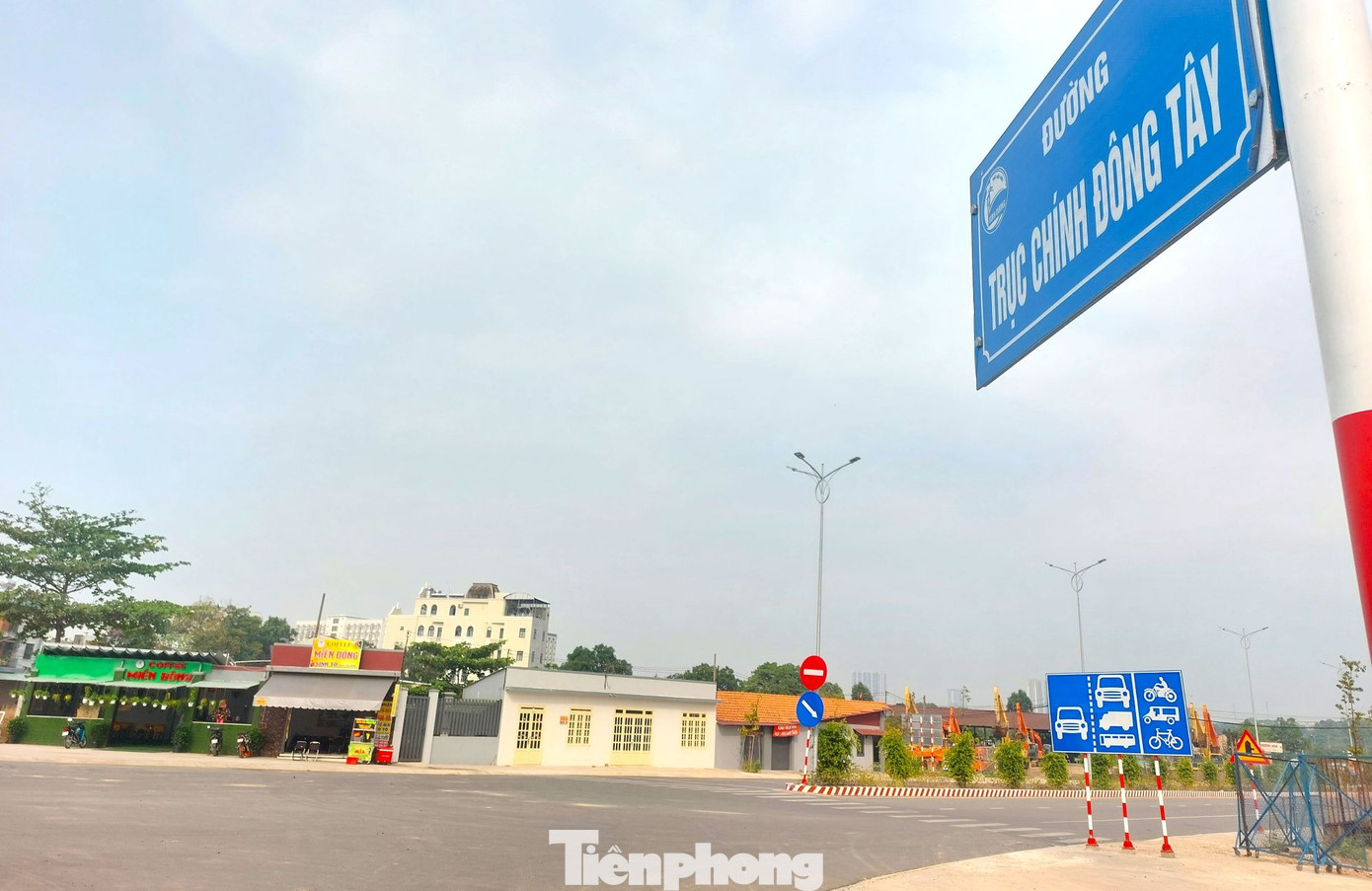 Trước đó vào giữa tháng 8/2024, đường Trục Chính Đông Tây nối Quốc lộ 1A và với Quốc lộ 1K đã được thông xe. Trước đó vào giữa tháng 8/2024, đường Trục Chính Đông Tây nối Quốc lộ 1A và với Quốc lộ 1K đã được thông xe.