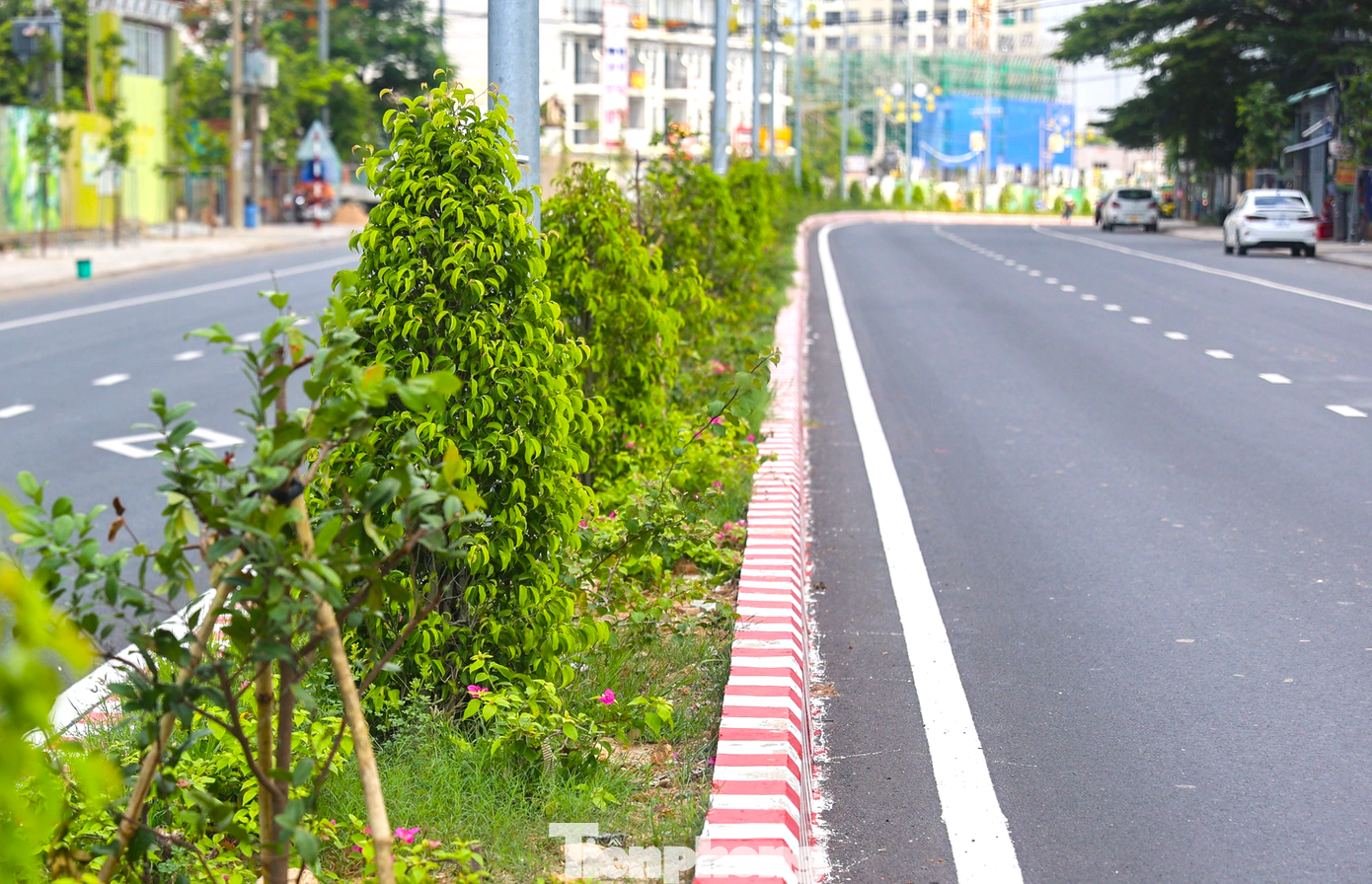 Trục Chính Đông Tây là một trong những tuyến đường kết nối Bình Dương và TPHCM được người dân địa phương chờ đợi. Trục Chính Đông Tây là một trong những tuyến đường kết nối Bình Dương và TPHCM được người dân địa phương chờ đợi.