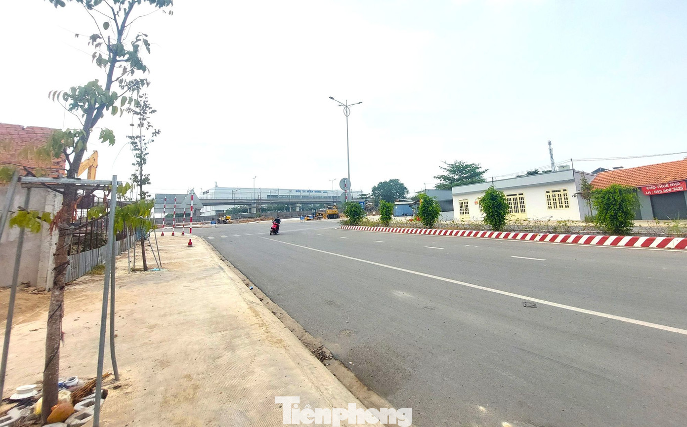 Đường Trục Chính Đông Tây đoạn giao với Quốc lộ 1A - Xa lộ Hà Nội. Đường Trục Chính Đông Tây đoạn giao với Quốc lộ 1A - Xa lộ Hà Nội.