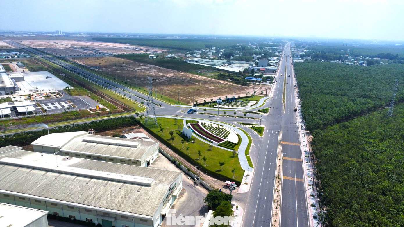 KCN VSIP 3 có quy mô 1.000 ha tại phường Hội Nghĩa (TP.Tân Uyên) và xã Tân Lập (huyện Bắc Tân Uyên). Đây là KCN được định hướng phát triển xanh và bền vững với các thiết kế mới, đồng bộ về việc sử dụng năng lượng, nước, chất thải đến quản lý giao thông và an ninh. Một trang trại năng lượng mặt trời rộng 50 ha sẽ cung cấp điện tại chỗ cho các nhà máy lớn trong KCN, góp phần bảo vệ môi trường.