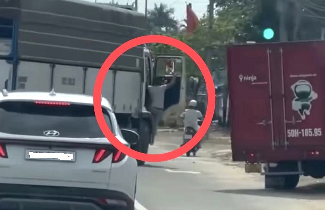 Đối tượng trên xe tải to bước xuống sau khi chặn đường một xe tải khác...