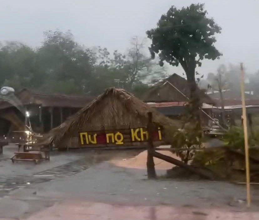 Một cơ sở kinh doanh ở huyện Phú Giáo hư hỏng nặng do thiên tai gây ra.