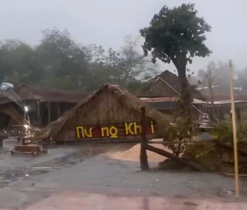 Một cơ sở kinh doanh ở huyện Phú Giáo hư hỏng nặng do thiên tai gây ra. Một cơ sở kinh doanh ở huyện Phú Giáo hư hỏng nặng do thiên tai gây ra.