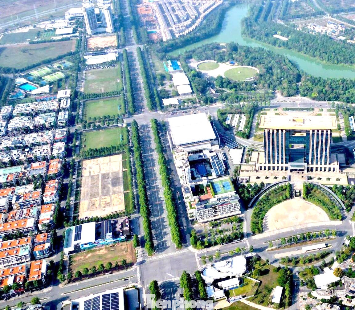 Đường Hùng Vương đoạn đi qua tòa nhà Trung tâm Hành chính tỉnh Bình Dương.