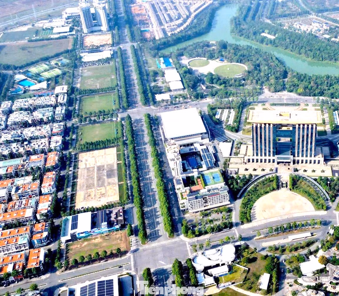 Đường Hùng Vương đoạn đi qua tòa nhà Trung tâm Hành chính tỉnh Bình Dương.