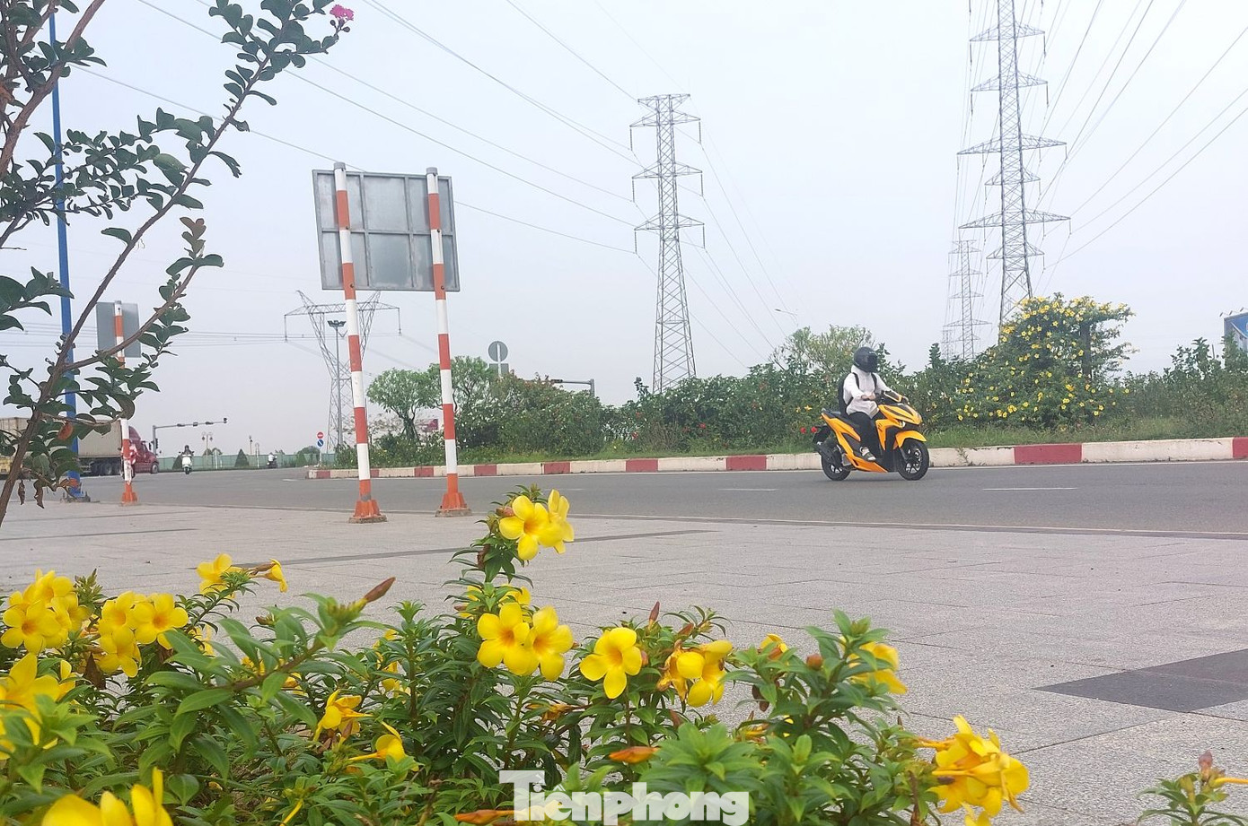 Khung cảnh tuyến đường Hùng Vương thu hút người đi qua.