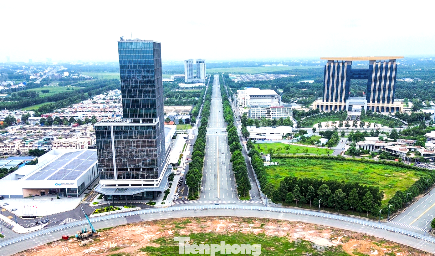 Điểm cuối đường Hùng Vương giao vòng xoay A1, nơi đang xây dựng trung tâm thương mại, nhà ga metro.