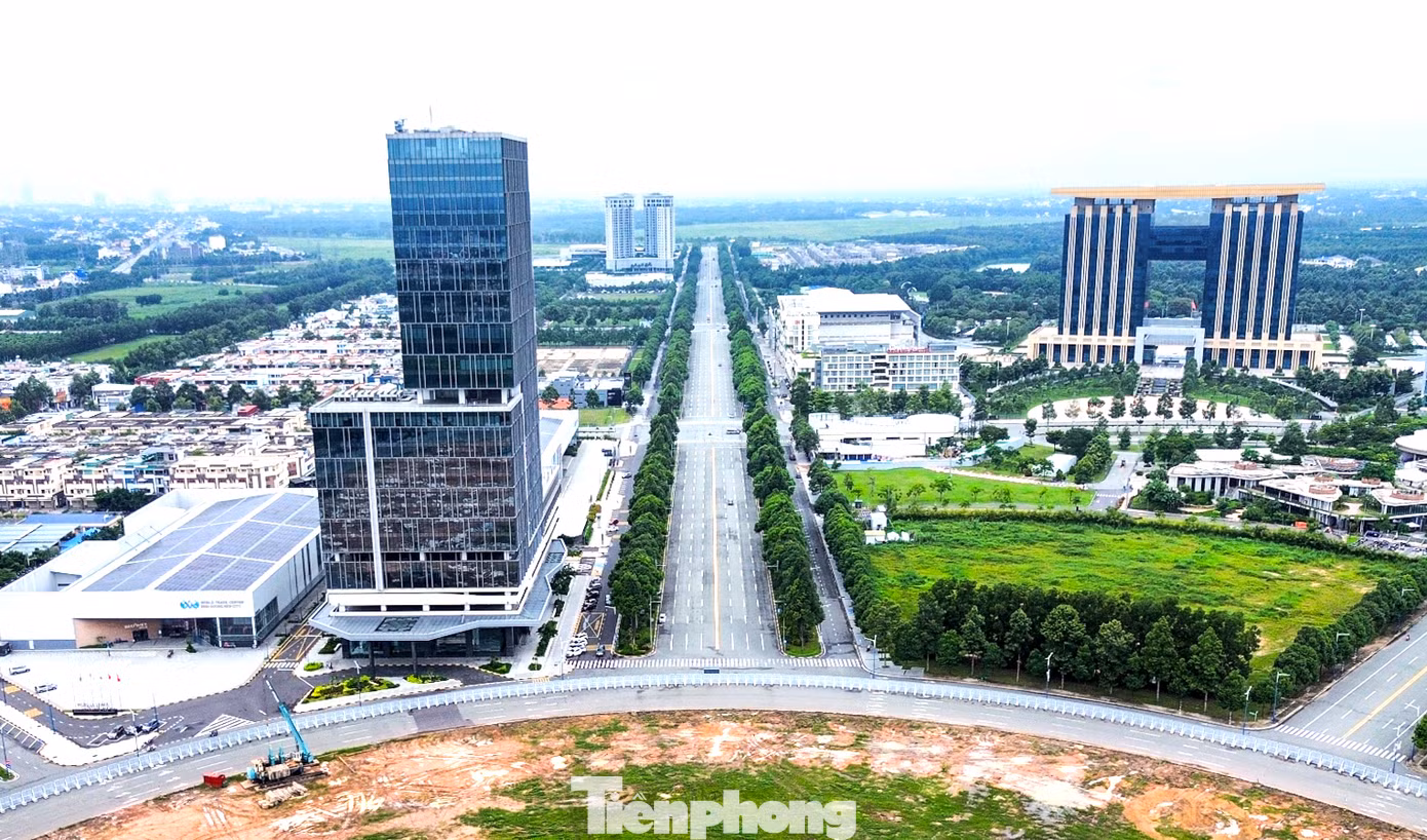 Điểm cuối đường Hùng Vương giao vòng xoay A1, nơi đang xây dựng trung tâm thương mại, nhà ga metro.