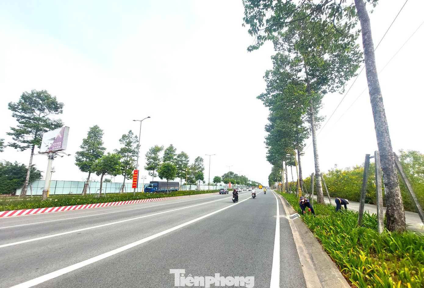 Đường Hùng Vương được lắp đặt camera giám sát giao thông. Nhờ đường rộng, phương tiện lưu thông trên tuyến này ít xảy ra va chạm.