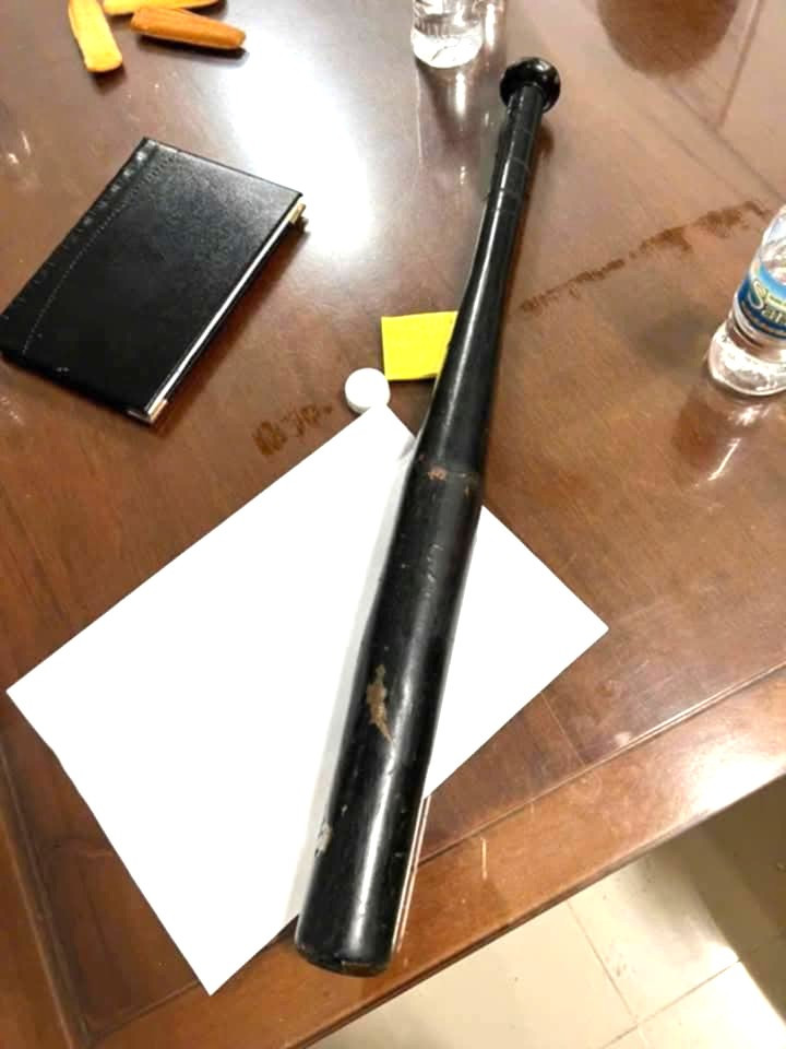 Chiếc gậy bóng chày tang vật gây án