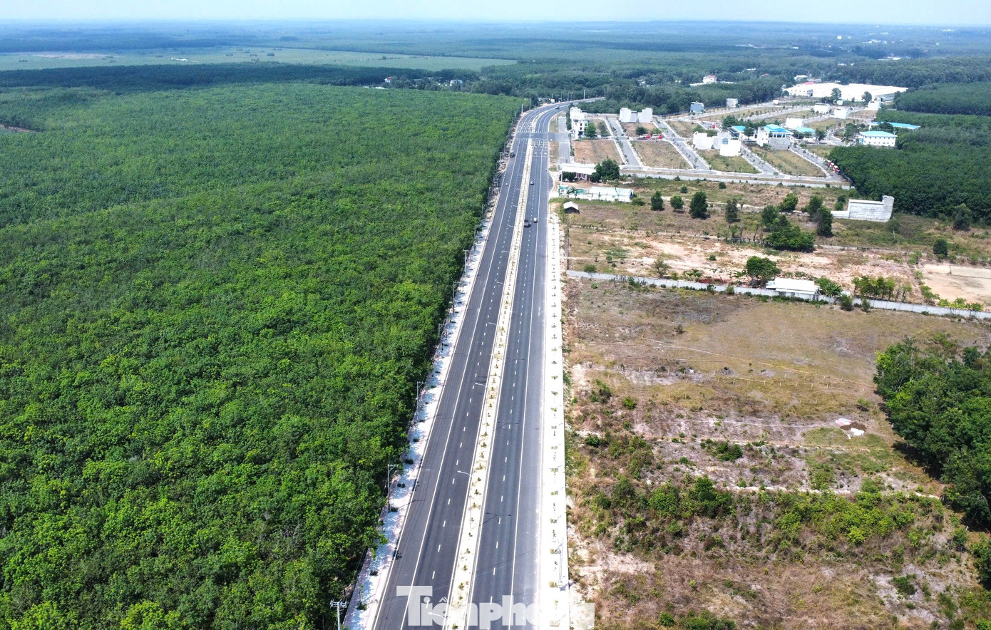 Tốc độ thiết kế 80 km/h cho các đoạn ngoài đô thị và 50-60 km/h cho những đoạn qua đô thị. Chiều rộng nền đường 38m bố trí cho 6 làn xe, dải phân cách giữa, dải an toàn và lề đường lát gạch vỉa hè cho đoạn qua đô thị, đoạn ngoài đô thị đắp kết cấu sỏi đỏ dày 25cm.