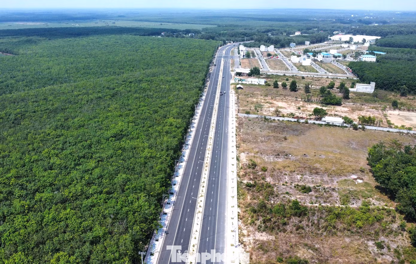 Tốc độ thiết kế 80 km/h cho các đoạn ngoài đô thị và 50-60 km/h cho những đoạn qua đô thị. Chiều rộng nền đường 38m bố trí cho 6 làn xe, dải phân cách giữa, dải an toàn và lề đường lát gạch vỉa hè cho đoạn qua đô thị, đoạn ngoài đô thị đắp kết cấu sỏi đỏ dày 25cm.