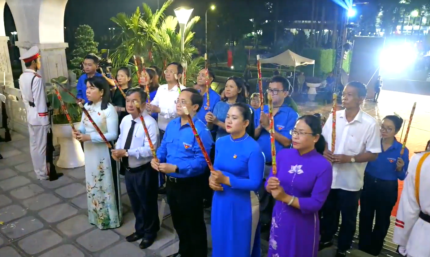 Các đại biểu dâng hương tại Nghĩa trang liệt sĩ tỉnh Bình Dương Các đại biểu dâng hương tại Nghĩa trang liệt sĩ tỉnh Bình Dương