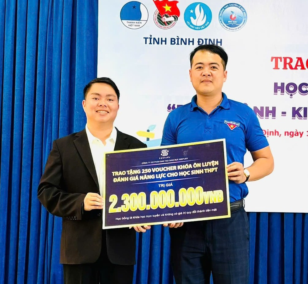 Tặng khóa ôn luyện đánh giá năng lực của ĐHQG TPHCM cho học sinh 54 trường THPT tại tỉnh Bình Định.