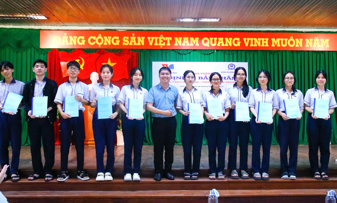 Các em học sinh trung học phổ thông tại huyện Phú Quý được tặng học bổng và sách trong chương trình "Định vị bản thân" Các em học sinh trung học phổ thông tại huyện Phú Quý được tặng học bổng và sách trong chương trình "Định vị bản thân"