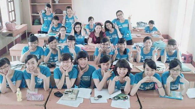 Cô Hải (áo tím) chụp ảnh xì-tin cùng tập thể lớp chuyên Văn trường Chuyên Nguyễn Trãi - Hải Dương