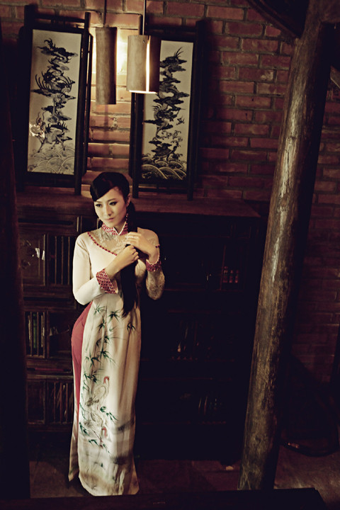 Cùng với vóc dáng yêu kiều, cô gái này còn thu hút bởi mái tóc đen dài tha thướt