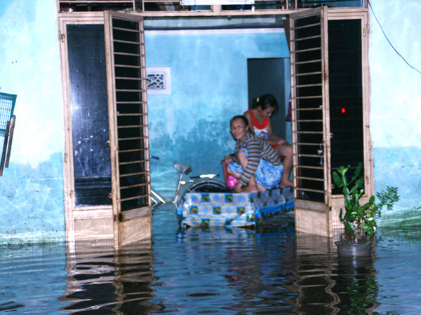 Người dân phải ngồi trên bàn (Đà Nẵng). Ảnh: Nguyễn Huy. Người dân phải ngồi trên bàn (Đà Nẵng). Ảnh: Nguyễn Huy