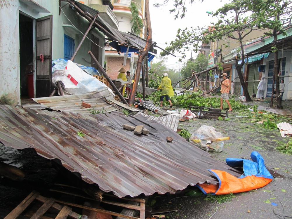 Một mái nhà bị tốc mái