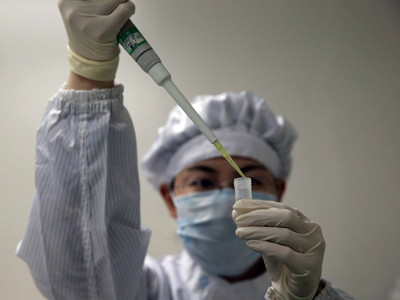 Xét nghiệm virus H7N9 trong phòng thí nghiệm. Ảnh: EPA