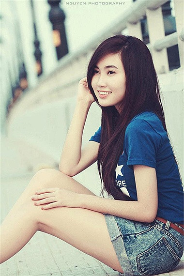 Khánh Linh sinh ngày 09/04/1994, cô bạn được nhiều người biết đến bởi vẻ ngoài xinh xắn, đáng yêu