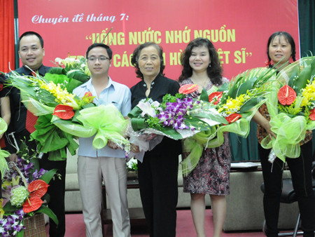 Bà Phan Thị Bích Hằng (thứ hai, từ phải qua) cùng các nhà ngoại cảm và ban tổ chức chụp ảnh lưu niệm tại buổi sinh hoạt tháng 7. Ảnh: Tuấn Nguyễn. Bà Phan Thị Bích Hằng (thứ hai, từ phải qua) cùng các nhà ngoại cảm và ban tổ chức chụp ảnh lưu niệm tại buổi sinh hoạt tháng 7. Ảnh: Tuấn Nguyễn