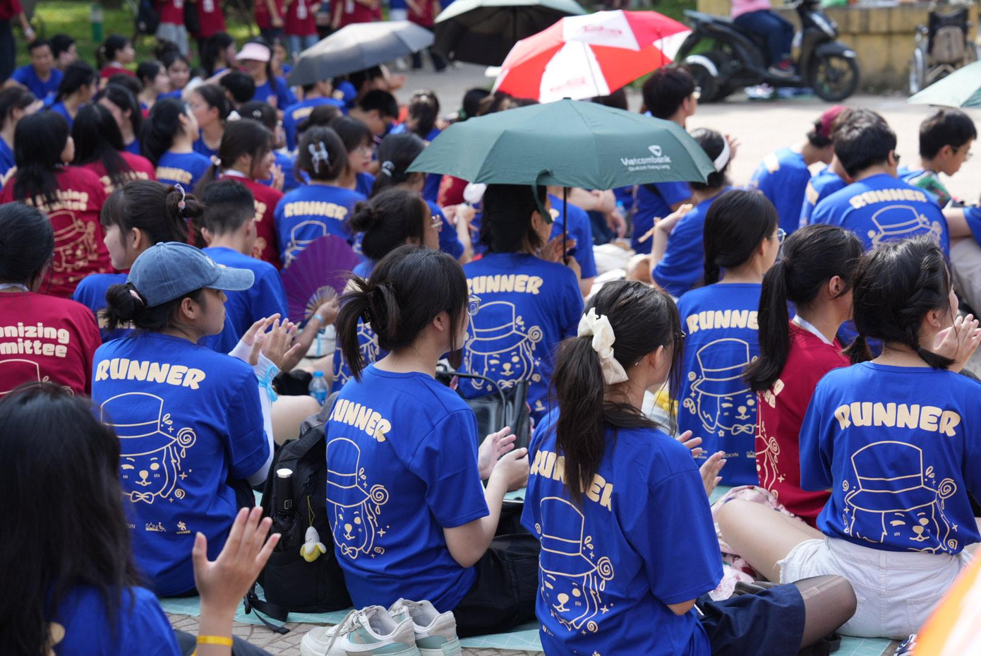 mọi người đang cùng nhau tham dự khai mạc sự kiện