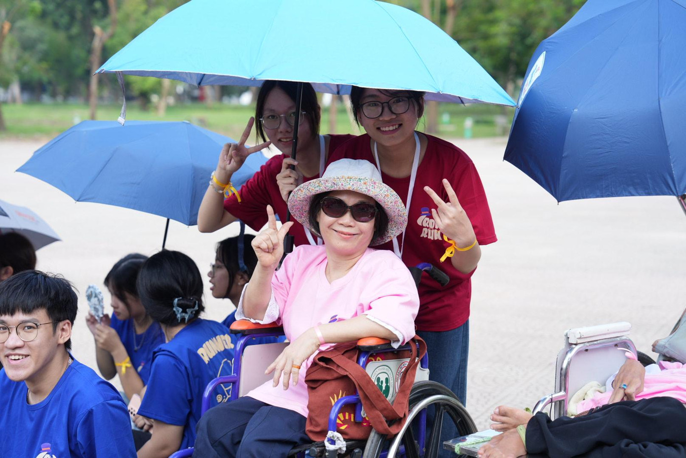 những niềm vui, nụ cười trên môi mọi người