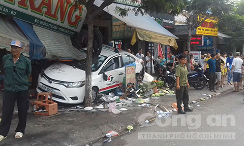 BẢN TIN ATGT: Hai ôtô nát đầu sau cú va chạm kinh hoàng ảnh 4