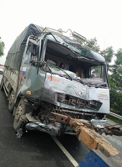 Rùng mình cảnh hai ôtô nát đầu sau cú đâm kinh hoàng ảnh 5