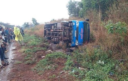 BẢN TIN ATGT: Hai ôtô nát đầu sau cú va chạm kinh hoàng ảnh 6