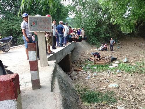 BẢN TIN ATGT: Hai ôtô nát đầu sau cú va chạm kinh hoàng ảnh 5