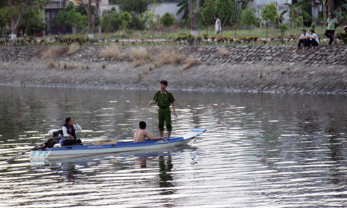 Cảnh sát cứu hộ vẫn chưa tìm được thi thế nạn nhân. Ảnh: An Nhơn