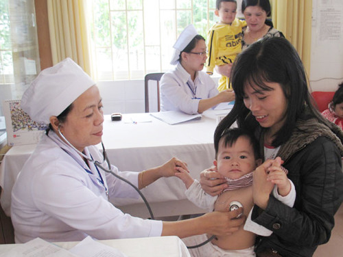 Trẻ được thăm khám kỹ trước khi tiêm vắc-xin Quinvaxem tại TP. Đà Lạt. Ảnh: Sức Khỏe Đời Sống