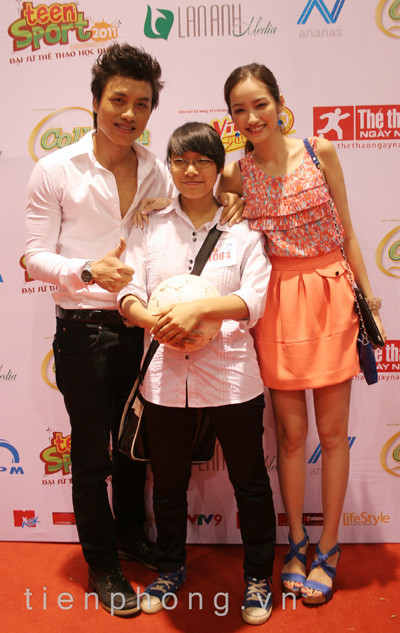 Cùng ca sĩ Dương Quốc Hưng chụp ảnh với thí sinh tham dự cuộc thi