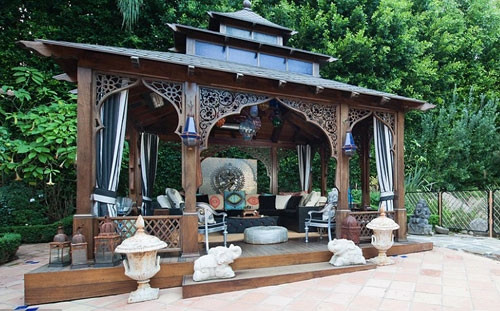 Phòng ngủ xa hoa va lộng lẫy Phòng chơi game hiện đại Phòng quần áo của Christina Aguilera Những phòng ngủ mang phong cách rất khác lạ Những chiếc đèn chùm lộng lẫy có mặt trong phòng tắm