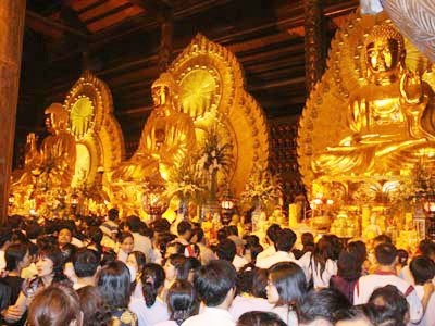 Ba pho tuợng đồng ở tòa Tam Thế, mỗi pho nặng 50 tấn. Ba pho tuợng đồng ở tòa Tam Thế, mỗi pho nặng 50 tấn