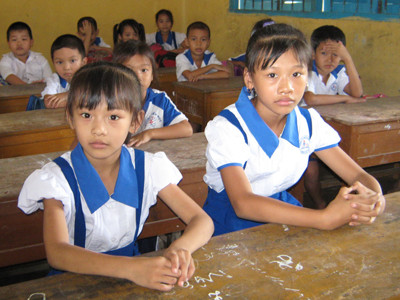 Lữ Phương Vy (7 tuổi) và Lữ Thị Nhã Phương (10 tuổi) cùng học lớp 1 và đang lo chỉ được học đến lớp 5 Ảnh: Kiến Giang